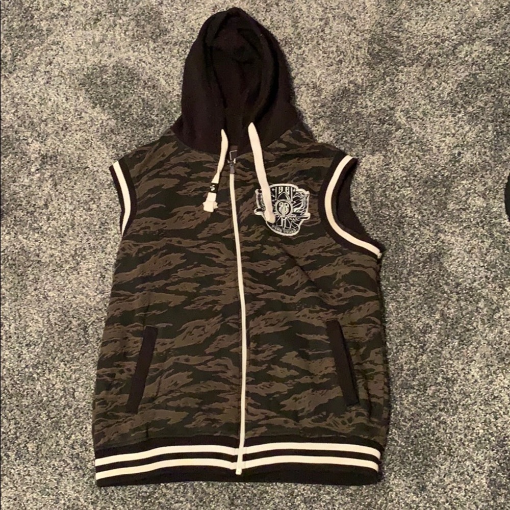 Sleeveless camo jacket